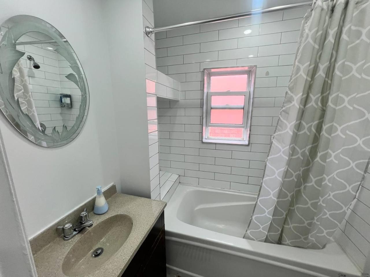 #1 Convvy-Nient Residence! トロント エクステリア 写真