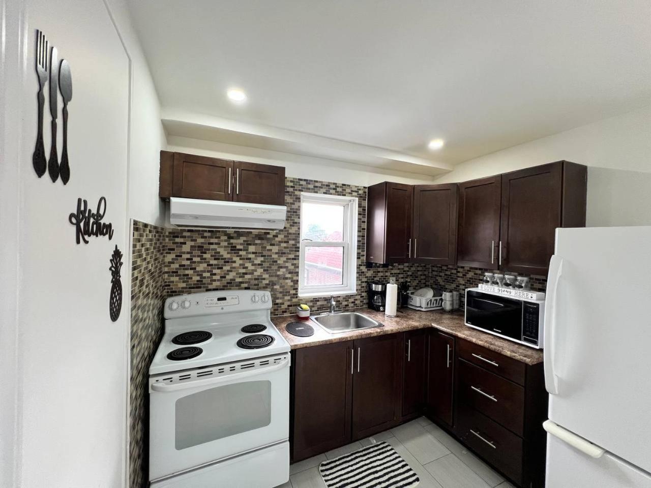 #1 Convvy-Nient Residence! トロント エクステリア 写真