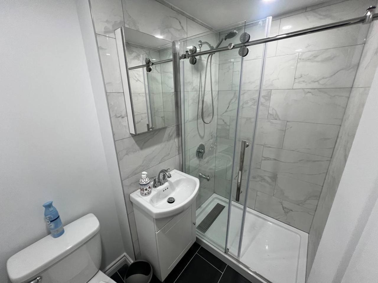 #1 Convvy-Nient Residence! トロント エクステリア 写真